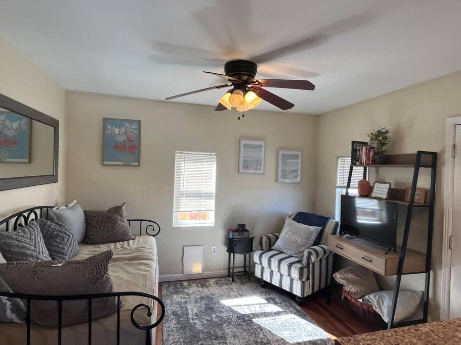 Cheerful Pet-Friendly Bungalow Right In Town モントローズ エクステリア 写真