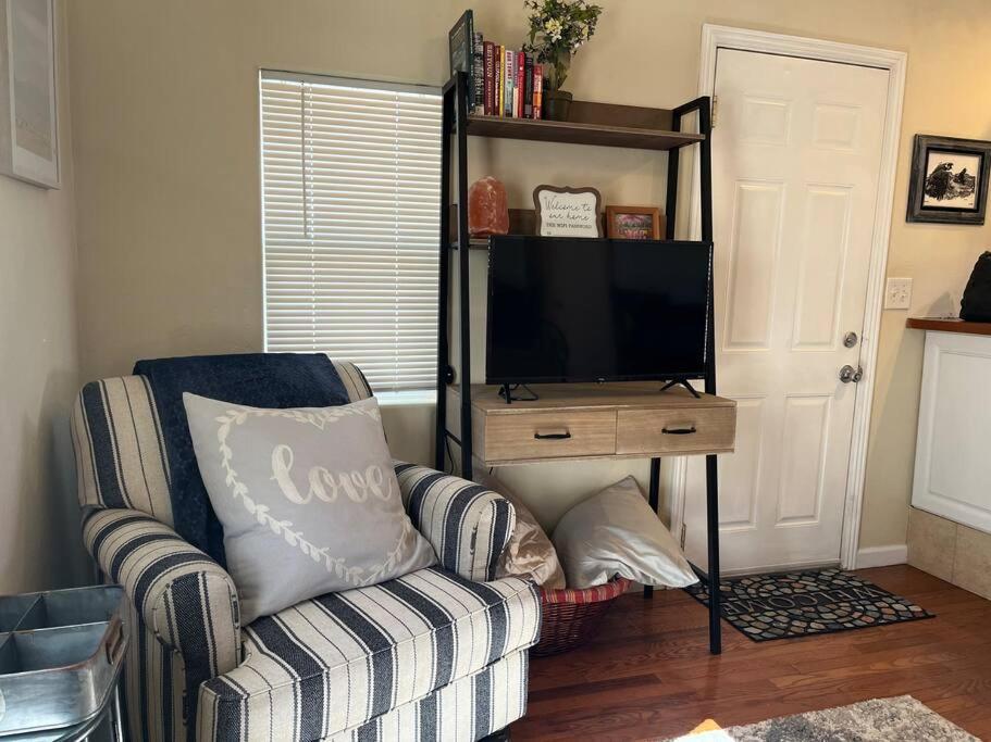 Cheerful Pet-Friendly Bungalow Right In Town モントローズ エクステリア 写真