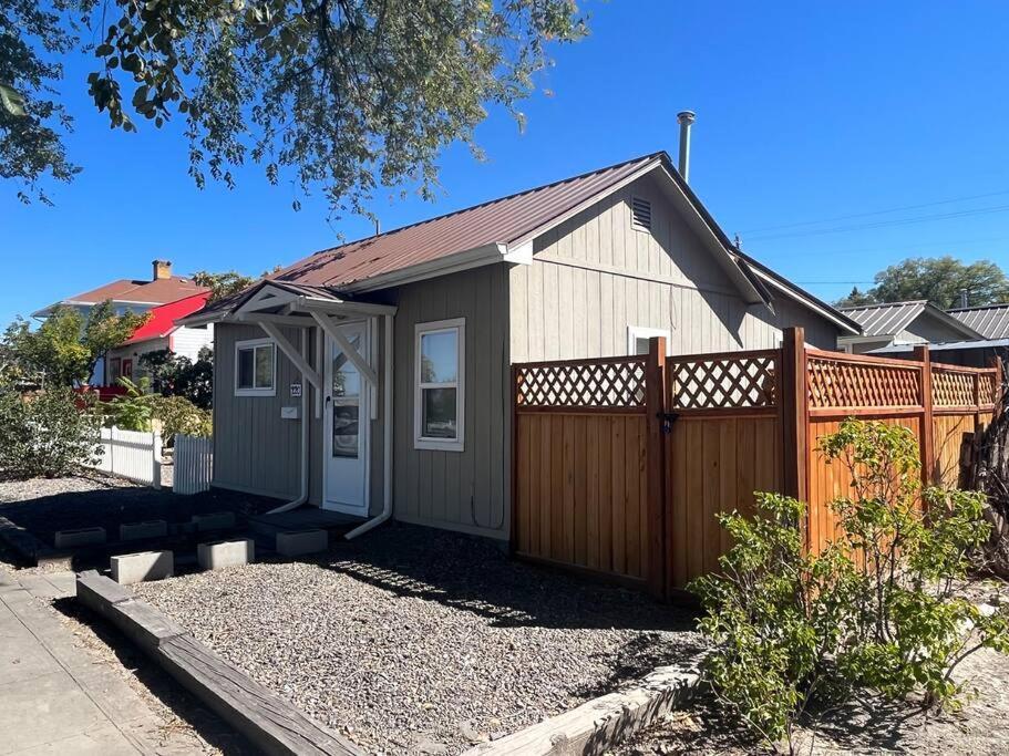 Cheerful Pet-Friendly Bungalow Right In Town モントローズ エクステリア 写真