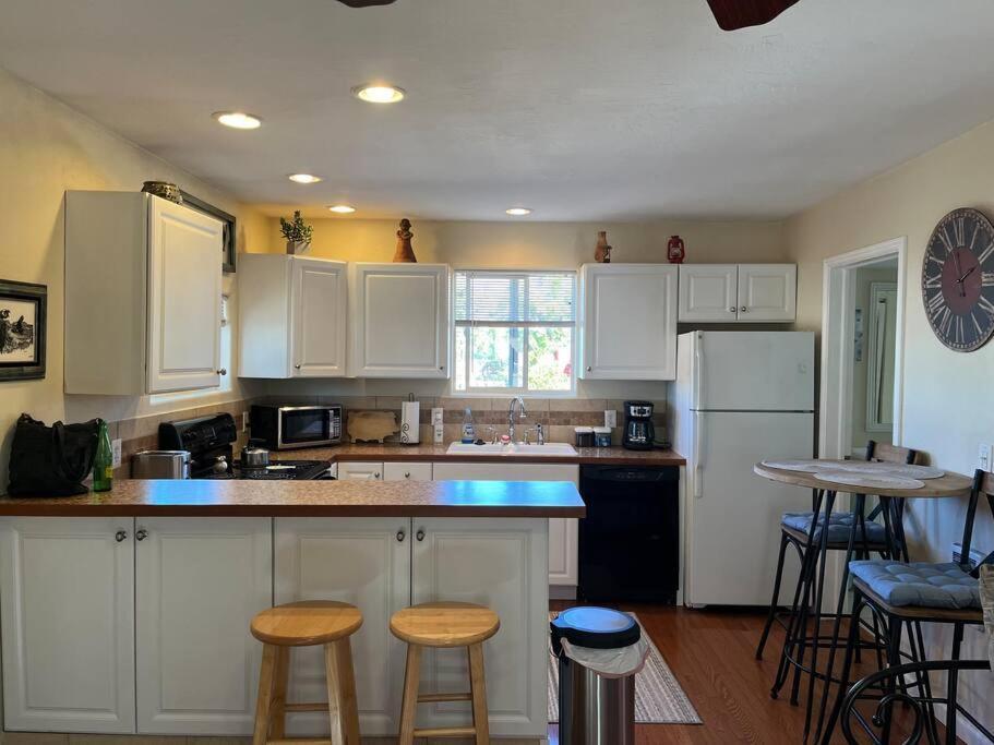 Cheerful Pet-Friendly Bungalow Right In Town モントローズ エクステリア 写真