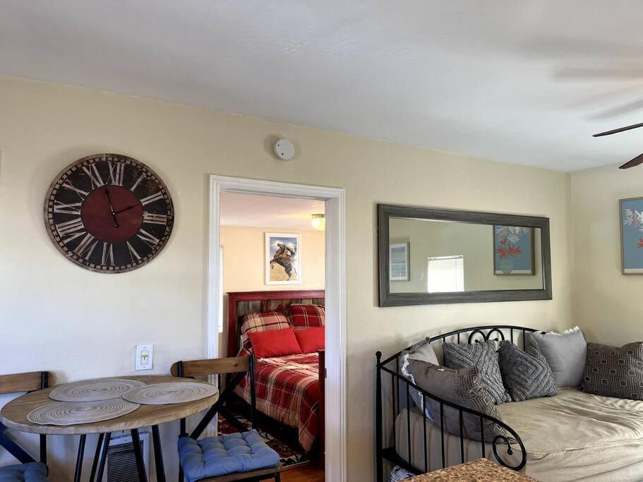 Cheerful Pet-Friendly Bungalow Right In Town モントローズ エクステリア 写真