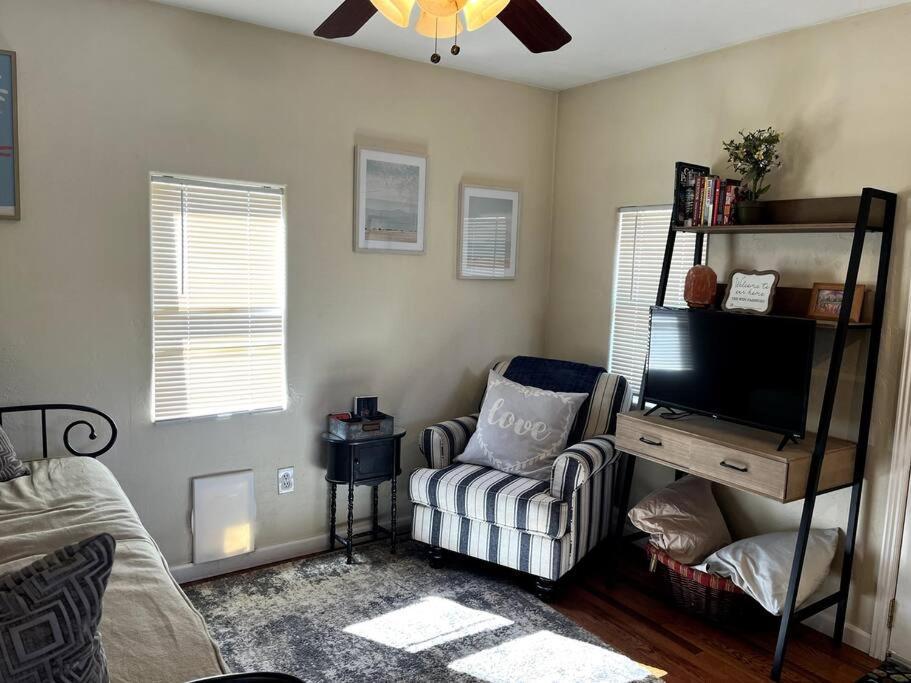 Cheerful Pet-Friendly Bungalow Right In Town モントローズ エクステリア 写真