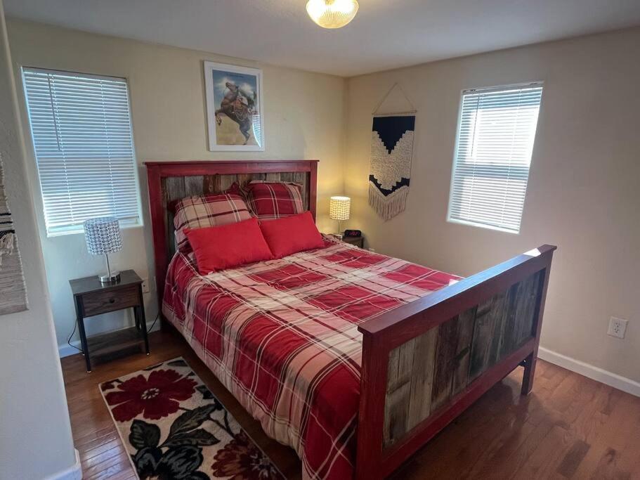 Cheerful Pet-Friendly Bungalow Right In Town モントローズ エクステリア 写真
