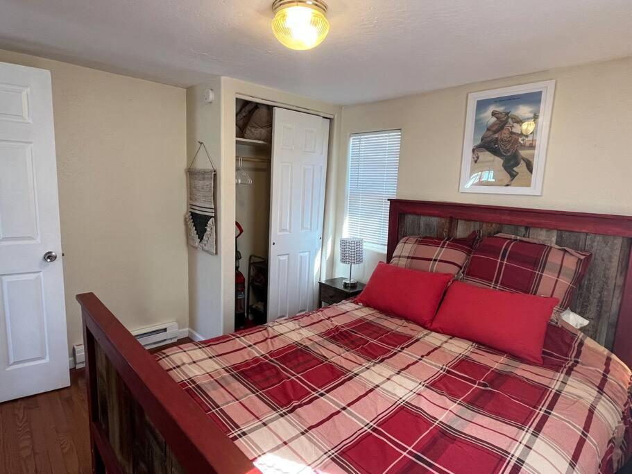 Cheerful Pet-Friendly Bungalow Right In Town モントローズ エクステリア 写真