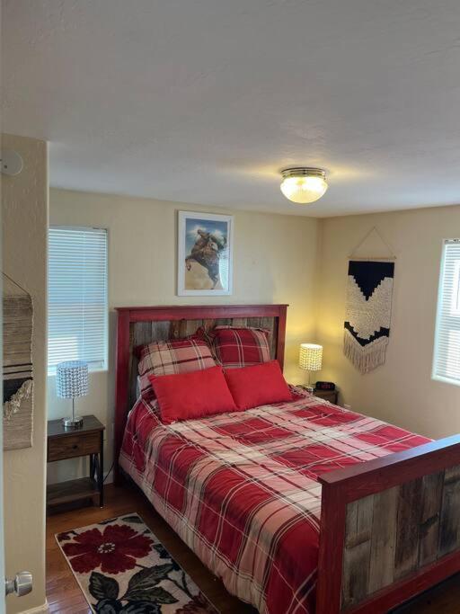 Cheerful Pet-Friendly Bungalow Right In Town モントローズ エクステリア 写真